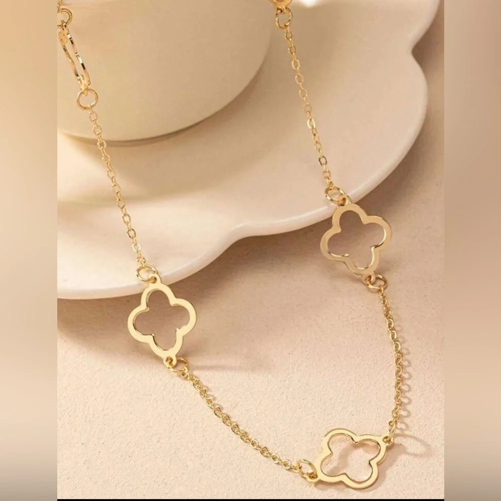 Elegant Gold Clover Necklace - Picture 3 of 4